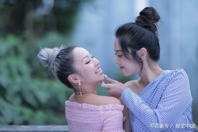 薛凯琪同闺蜜合拍广告,二姐妹重拾小时候的乐趣!